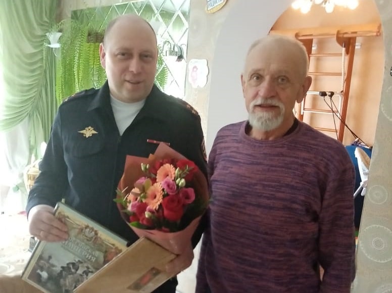 Сотрудники полиции г.о.Серпухов поздравили председателя Совета ветеранов МУ МВД с юбилеем